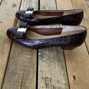 Vara Bow Logo Low Heel Pumps 8 B Croc EUC